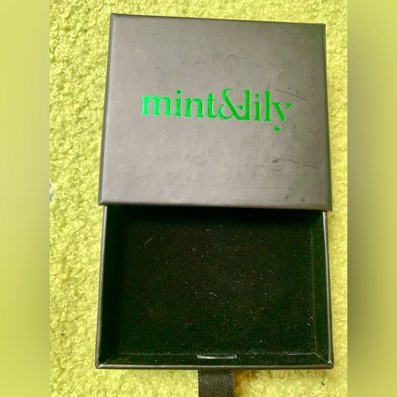 ✨ NWT Mint and Lily Tiny Initial Script Necklace Letter E - Picture 8 of 8